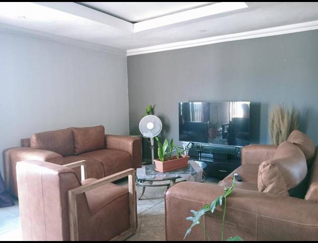 5 BEDROOM HOUSE FOR SALE IN BRAAMFISCHERVILLE